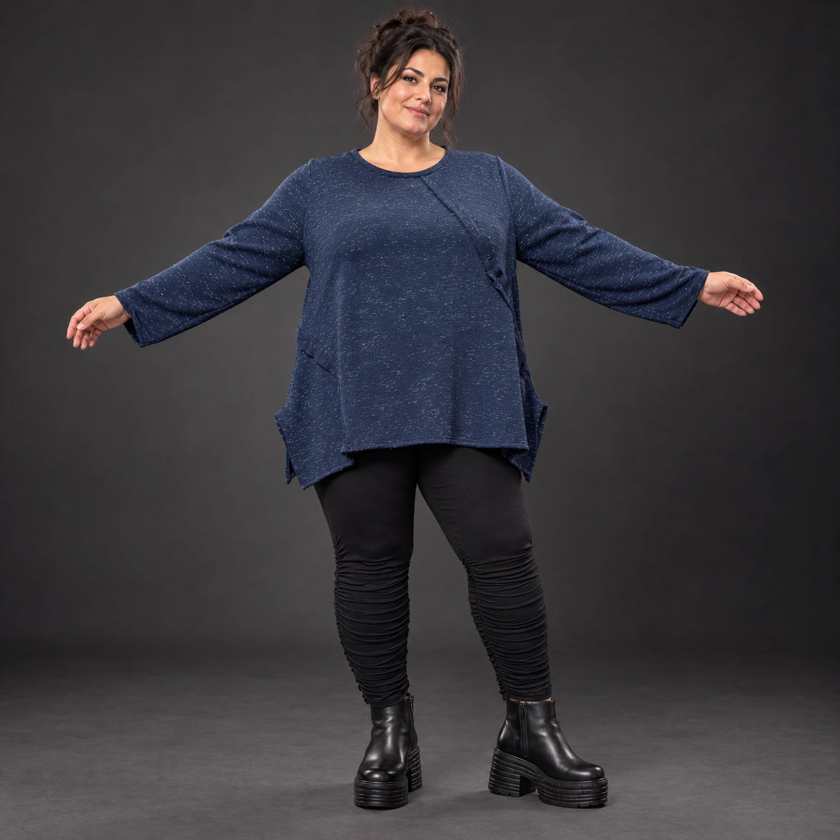 Langarmshirt aus flauschigem Feinstrick in Blau/Weiß gemustert mit fließender A-Linie
