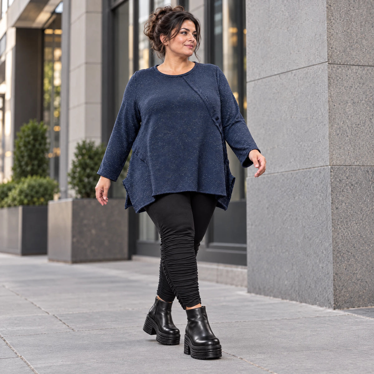 Langarmshirt aus flauschigem Feinstrick in Blau/Weiß gemustert mit fließender A-Linie
