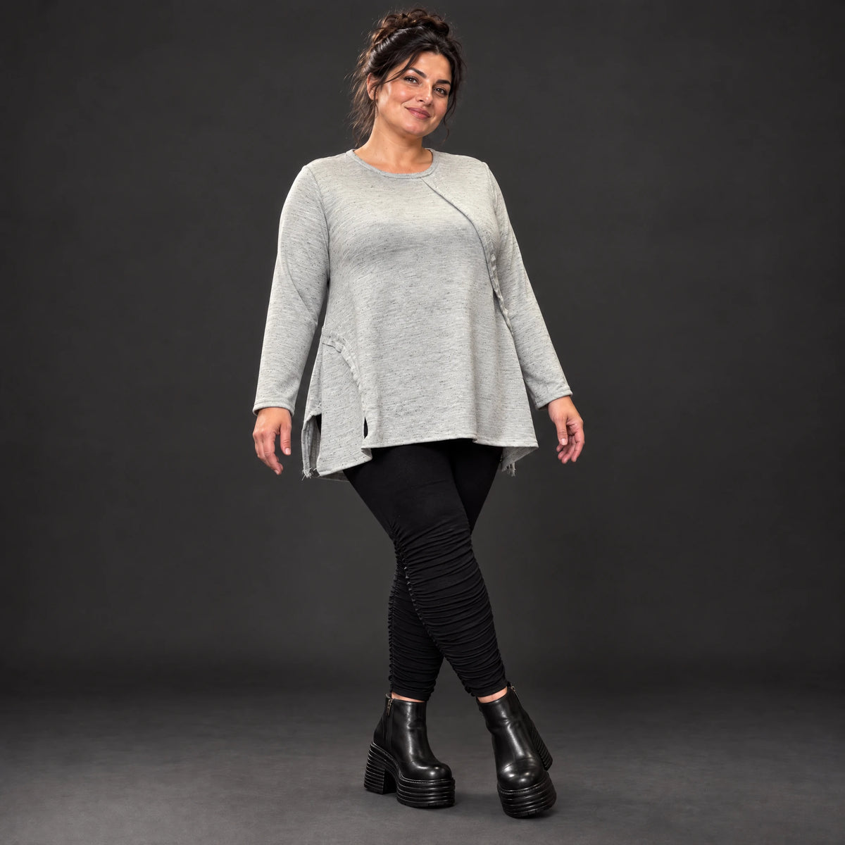 Langarmshirt in Grau/Schwarz aus flauschigem Feinstrick mit A-Linie und Rundhalsausschnitt