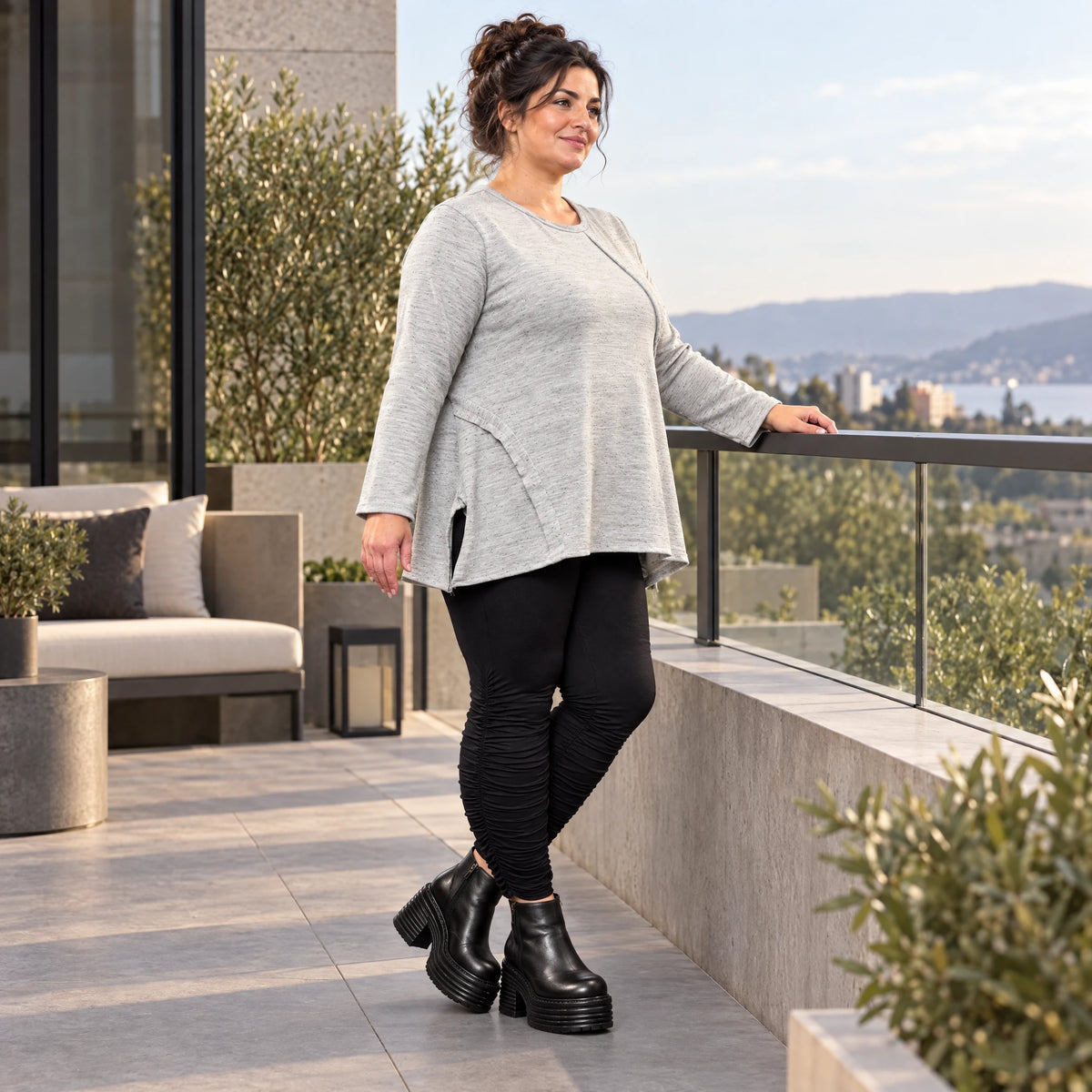Langarmshirt in Grau/Schwarz aus flauschigem Feinstrick mit A-Linie und Rundhalsausschnitt