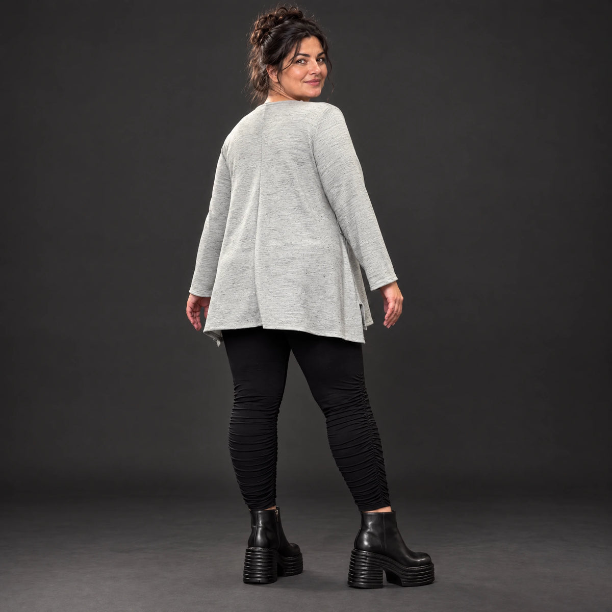 Langarmshirt in Grau/Schwarz aus flauschigem Feinstrick mit A-Linie und Rundhalsausschnitt