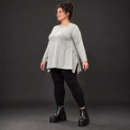 Langarmshirt in Grau/Schwarz aus flauschigem Feinstrick mit A-Linie und Rundhalsausschnitt