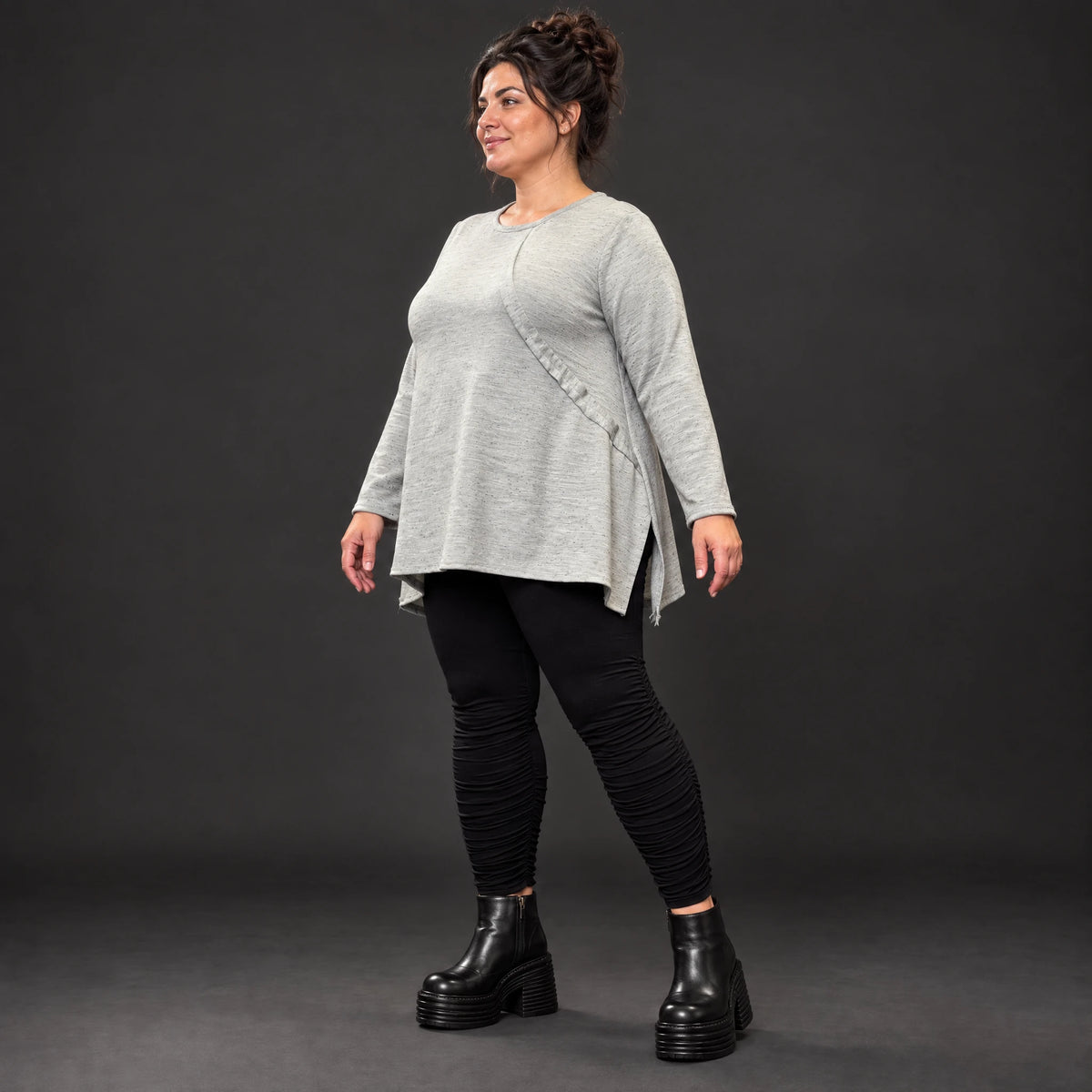 Langarmshirt in Grau/Schwarz aus flauschigem Feinstrick mit A-Linie und Rundhalsausschnitt