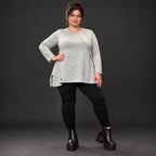 Langarmshirt in Grau/Schwarz aus flauschigem Feinstrick mit A-Linie und Rundhalsausschnitt