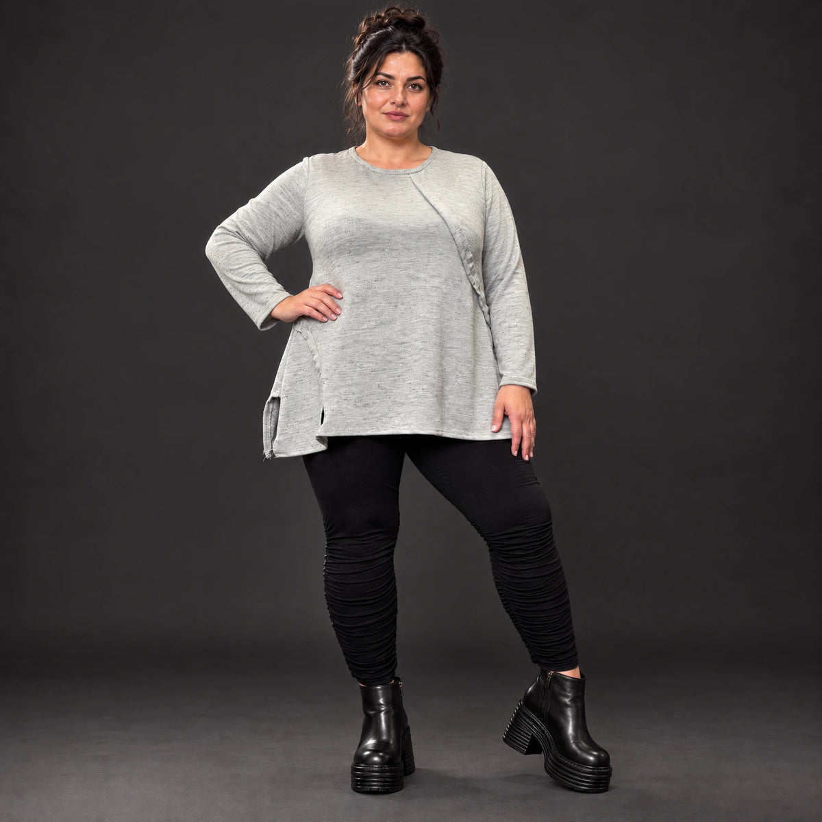 Langarmshirt in Grau/Schwarz aus flauschigem Feinstrick mit A-Linie und Rundhalsausschnitt