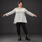 Langarmshirt in Grau/Schwarz aus flauschigem Feinstrick mit A-Linie und Rundhalsausschnitt