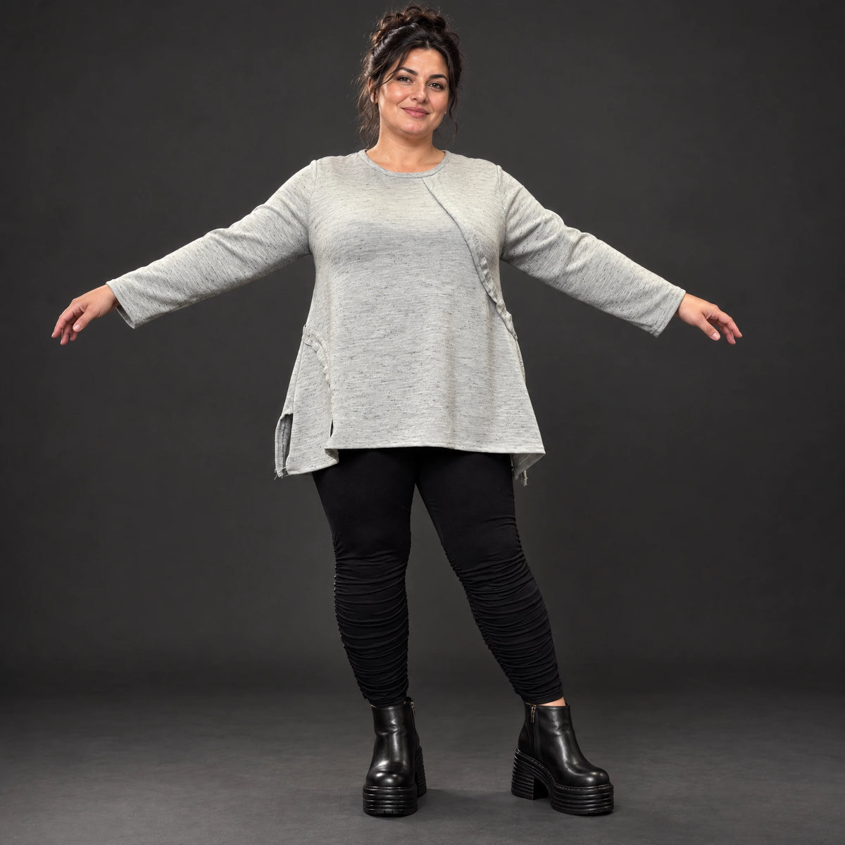 Langarmshirt in Grau/Schwarz aus flauschigem Feinstrick mit A-Linie und Rundhalsausschnitt