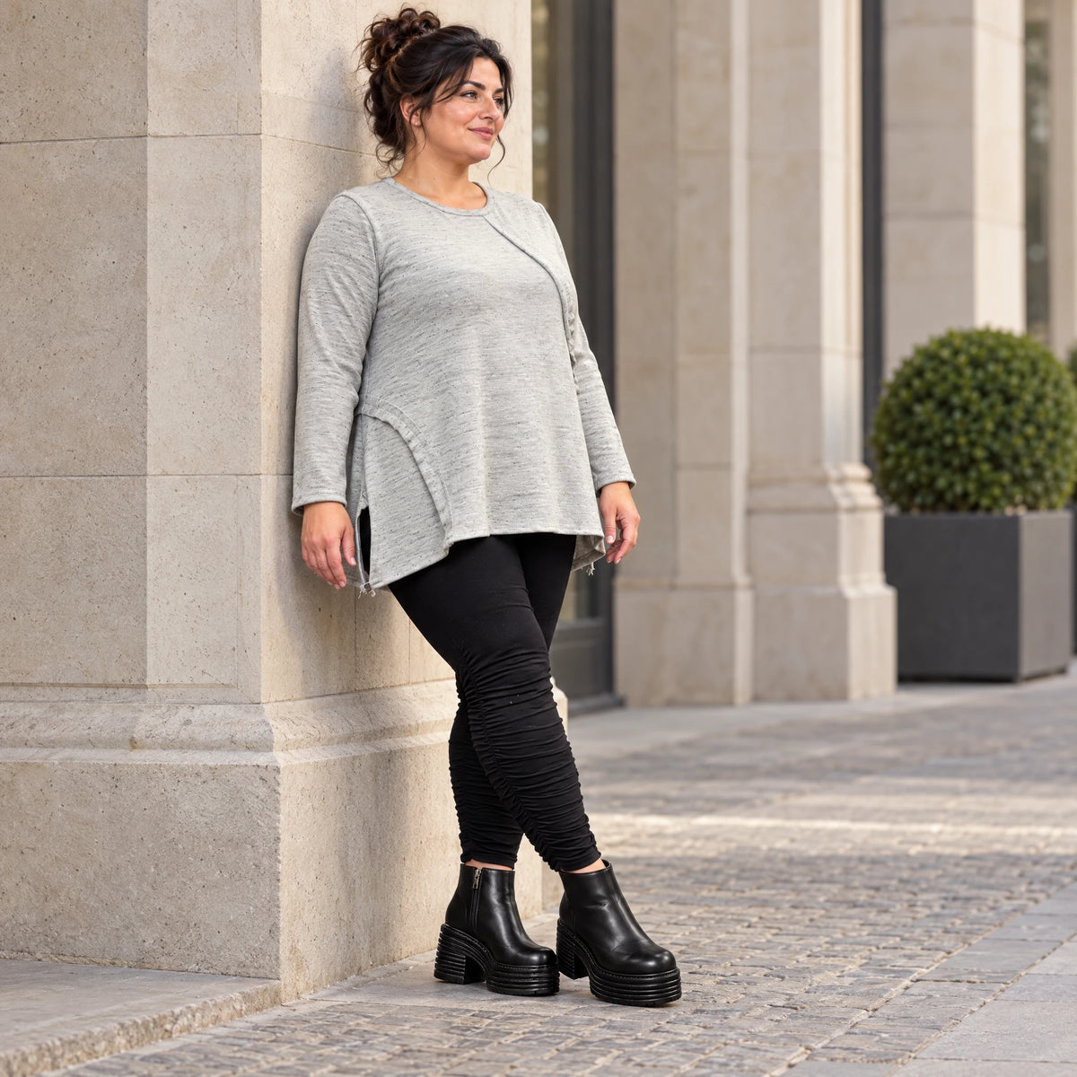 Langarmshirt in Grau/Schwarz aus flauschigem Feinstrick mit A-Linie und Rundhalsausschnitt
