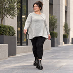 Langarmshirt in Grau/Schwarz aus flauschigem Feinstrick mit A-Linie und Rundhalsausschnitt