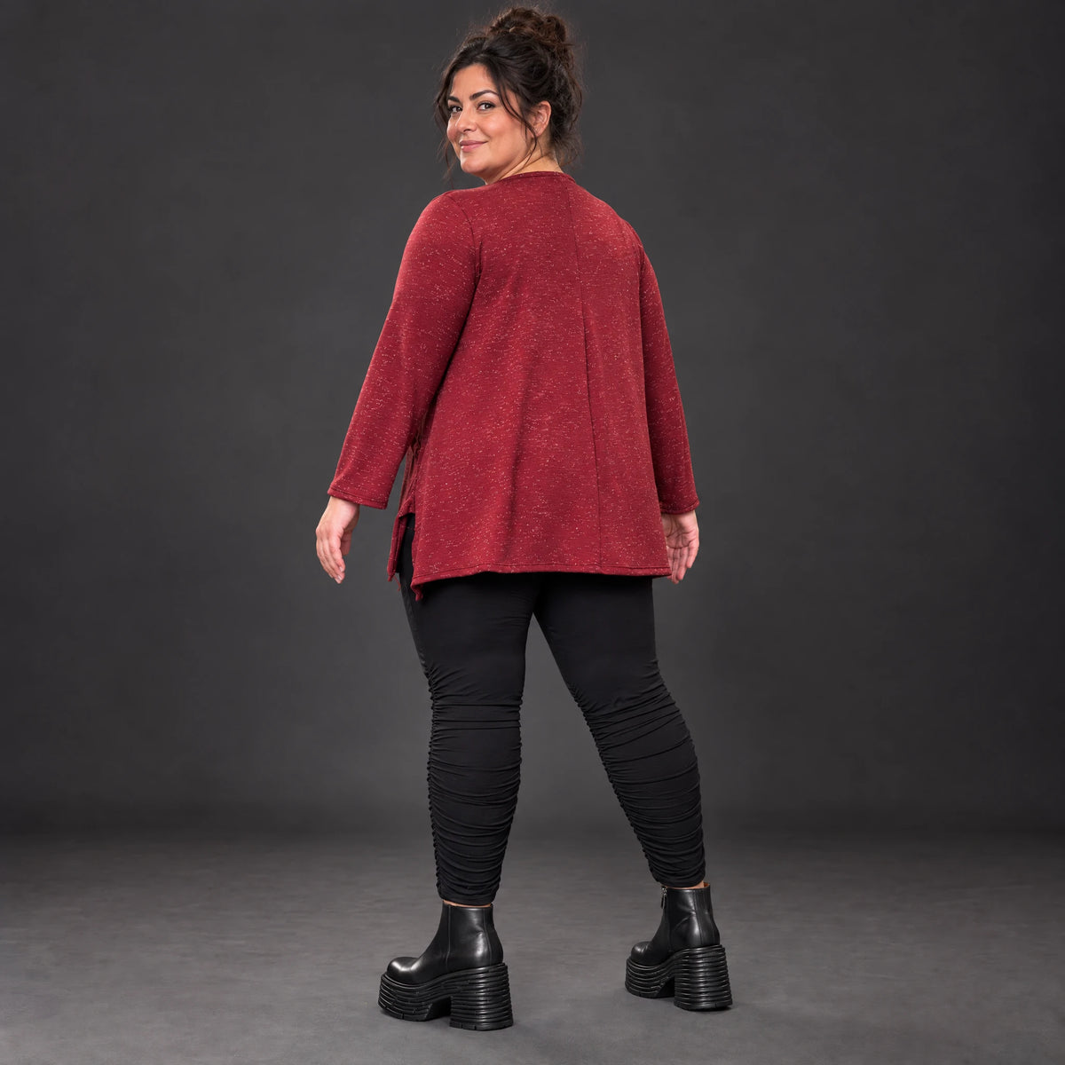 Flauschiges Feinstrickshirt in Rot/Weiß mit Rundhalsausschnitt und A-Linie aus Italien