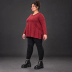 Flauschiges Feinstrickshirt in Rot/Weiß mit Rundhalsausschnitt und A-Linie aus Italien