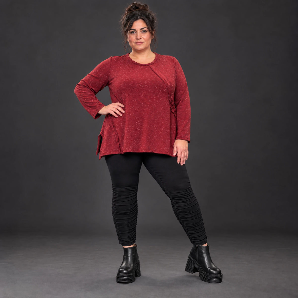 Flauschiges Feinstrickshirt in Rot/Weiß mit Rundhalsausschnitt und A-Linie aus Italien