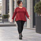 Flauschiges Feinstrickshirt in Rot/Weiß mit Rundhalsausschnitt und A-Linie aus Italien