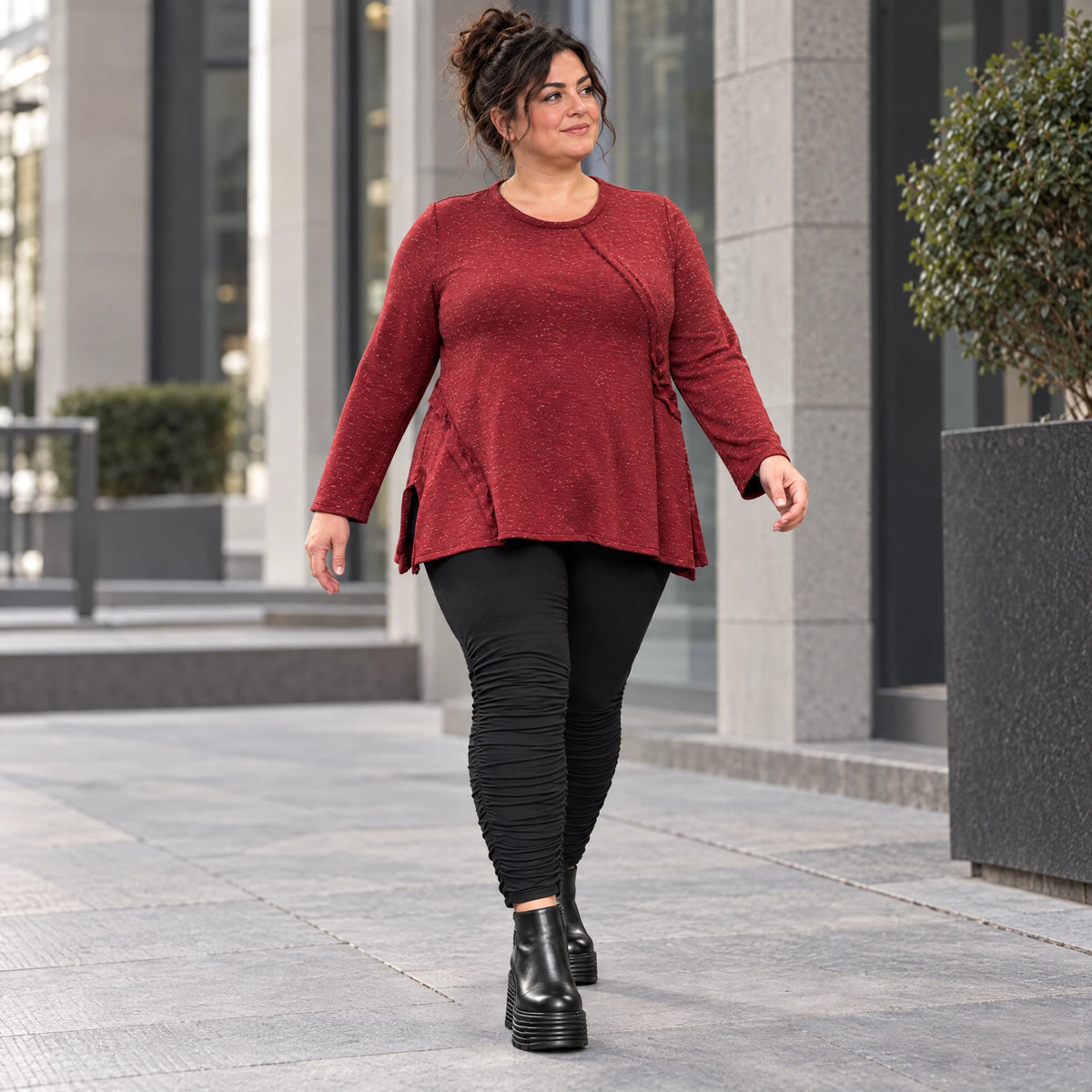 Flauschiges Feinstrickshirt in Rot/Weiß mit Rundhalsausschnitt und A-Linie aus Italien