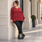 Flauschiges Feinstrickshirt in Rot/Weiß mit Rundhalsausschnitt und A-Linie aus Italien