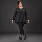 Kuscheliges Feinstrickshirt in Schwarz/Weiß meliert mit fließender A-Linie und Faltennaht