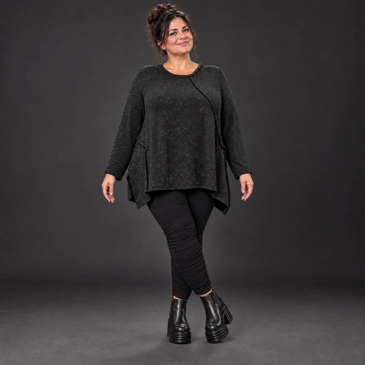 Kuscheliges Feinstrickshirt in Schwarz/Weiß meliert mit fließender A-Linie und Faltennaht