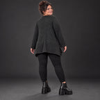 Kuscheliges Feinstrickshirt in Schwarz/Weiß meliert mit fließender A-Linie und Faltennaht