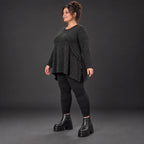 Kuscheliges Feinstrickshirt in Schwarz/Weiß meliert mit fließender A-Linie und Faltennaht