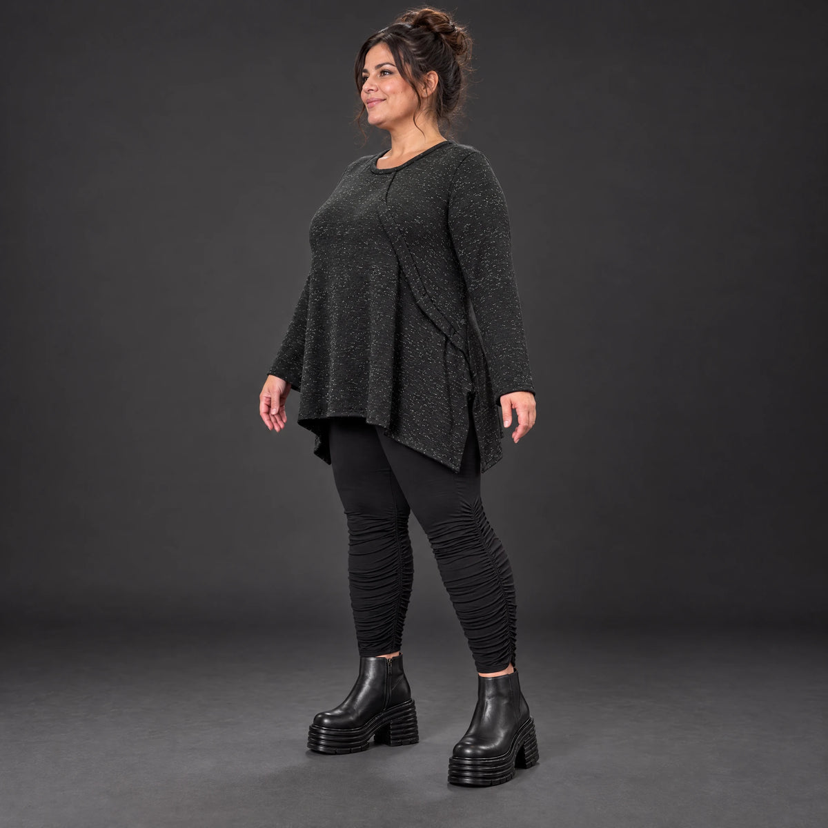 Kuscheliges Feinstrickshirt in Schwarz/Weiß meliert mit fließender A-Linie und Faltennaht