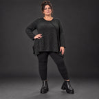 Kuscheliges Feinstrickshirt in Schwarz/Weiß meliert mit fließender A-Linie und Faltennaht