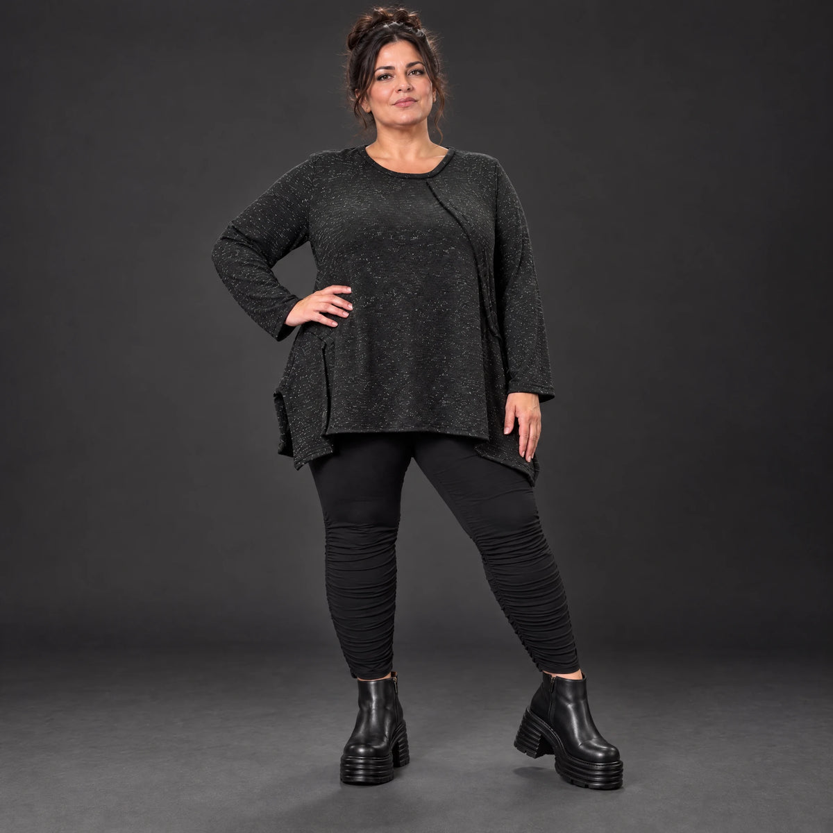 Kuscheliges Feinstrickshirt in Schwarz/Weiß meliert mit fließender A-Linie und Faltennaht