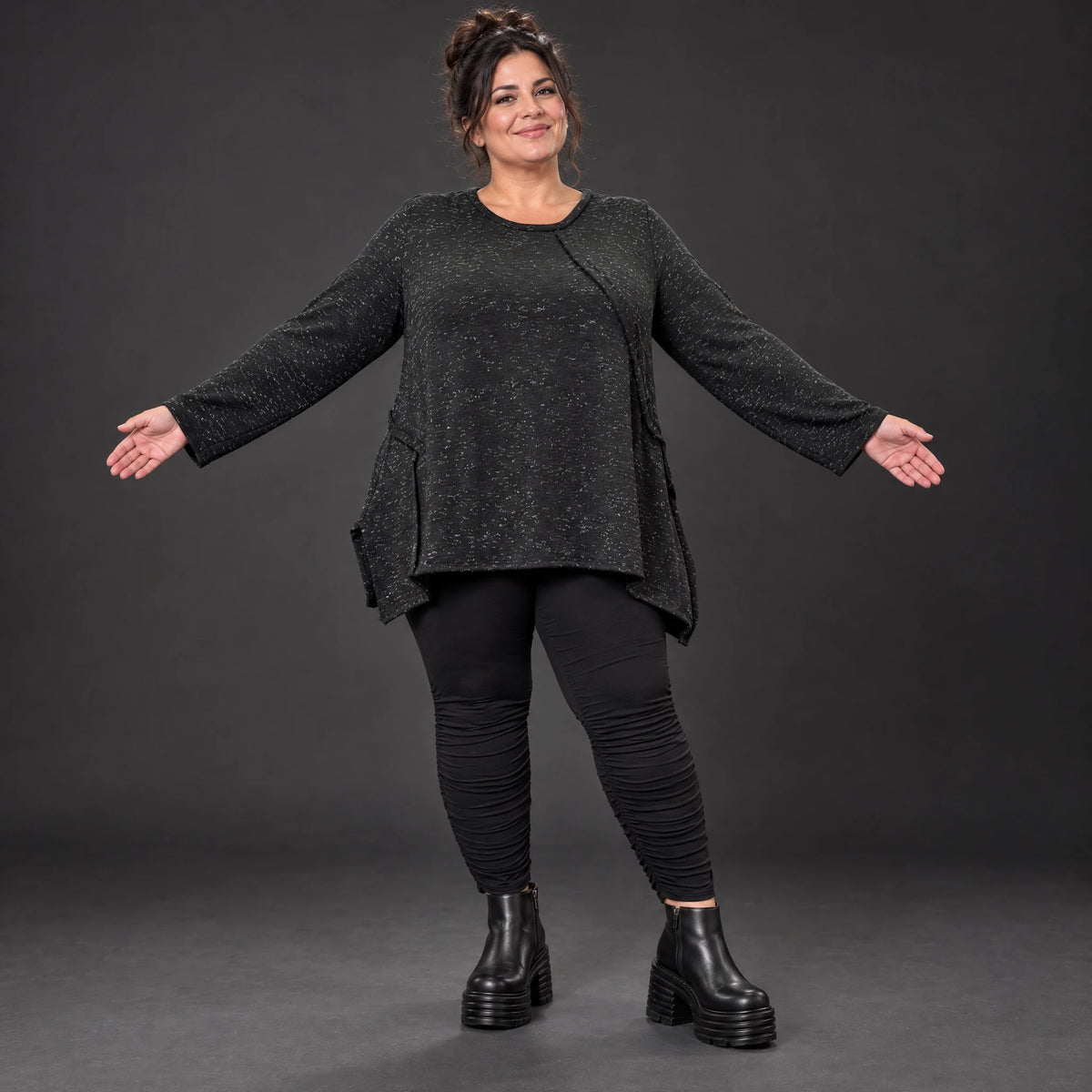 Kuscheliges Feinstrickshirt in Schwarz/Weiß meliert mit fließender A-Linie und Faltennaht