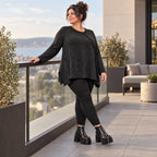 Kuscheliges Feinstrickshirt in Schwarz/Weiß meliert mit fließender A-Linie und Faltennaht