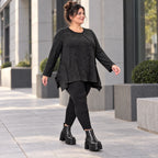Kuscheliges Feinstrickshirt in Schwarz/Weiß meliert mit fließender A-Linie und Faltennaht