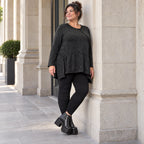 Kuscheliges Feinstrickshirt in Schwarz/Weiß meliert mit fließender A-Linie und Faltennaht