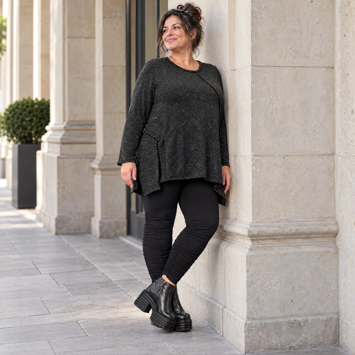 Kuscheliges Feinstrickshirt in Schwarz/Weiß meliert mit fließender A-Linie und Faltennaht