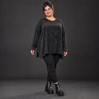 Feinstrickshirt in Schwarz/Weiß meliert mit fließender A-Linie und Seitenschlitzen am Saum