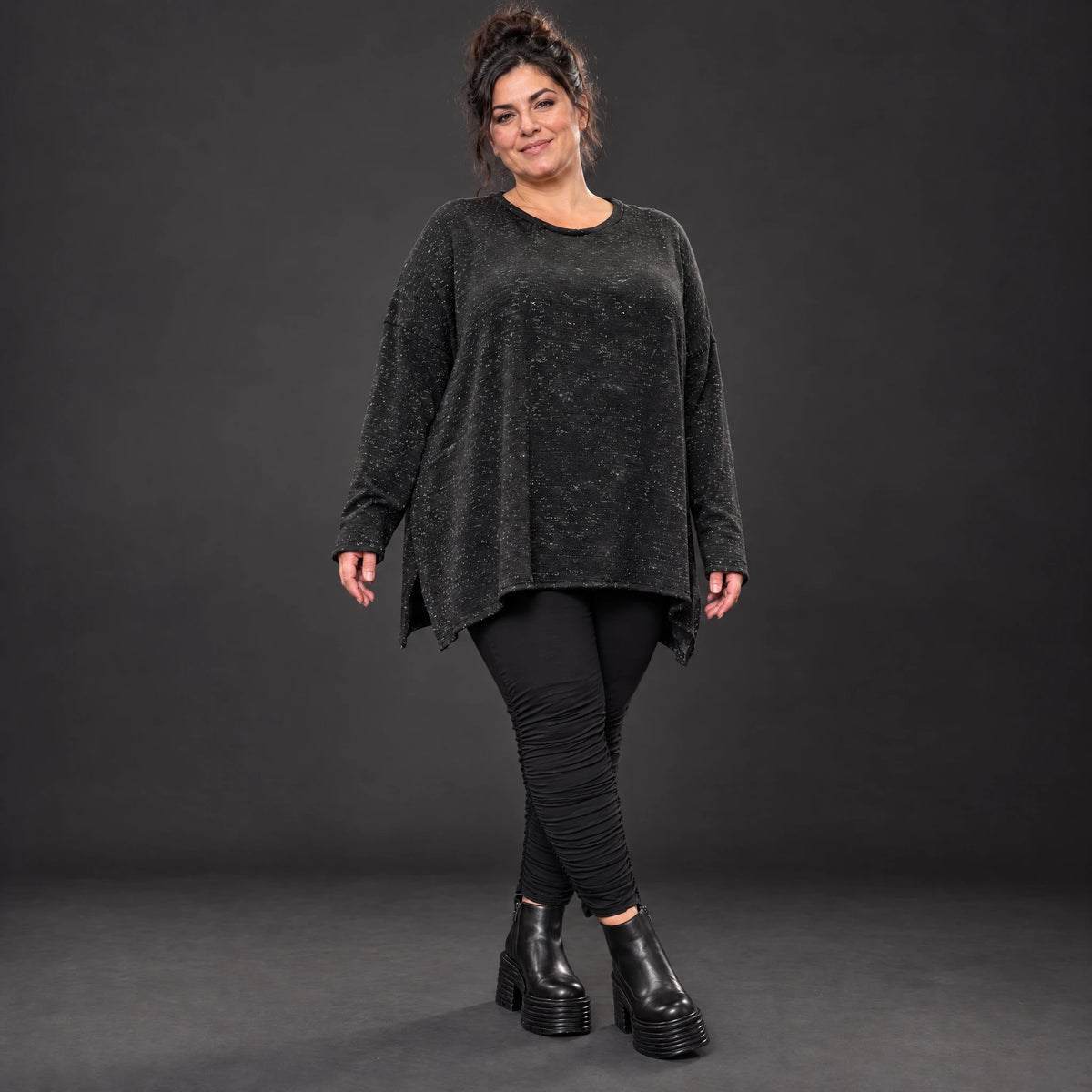 Feinstrickshirt in Schwarz/Weiß meliert mit fließender A-Linie und Seitenschlitzen am Saum