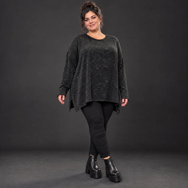 Feinstrickshirt in Schwarz/Weiß meliert mit fließender A-Linie und Seitenschlitzen am Saum