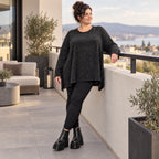 Feinstrickshirt in Schwarz/Weiß meliert mit fließender A-Linie und Seitenschlitzen am Saum