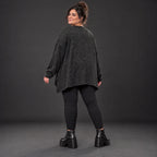 Feinstrickshirt in Schwarz/Weiß meliert mit fließender A-Linie und Seitenschlitzen am Saum