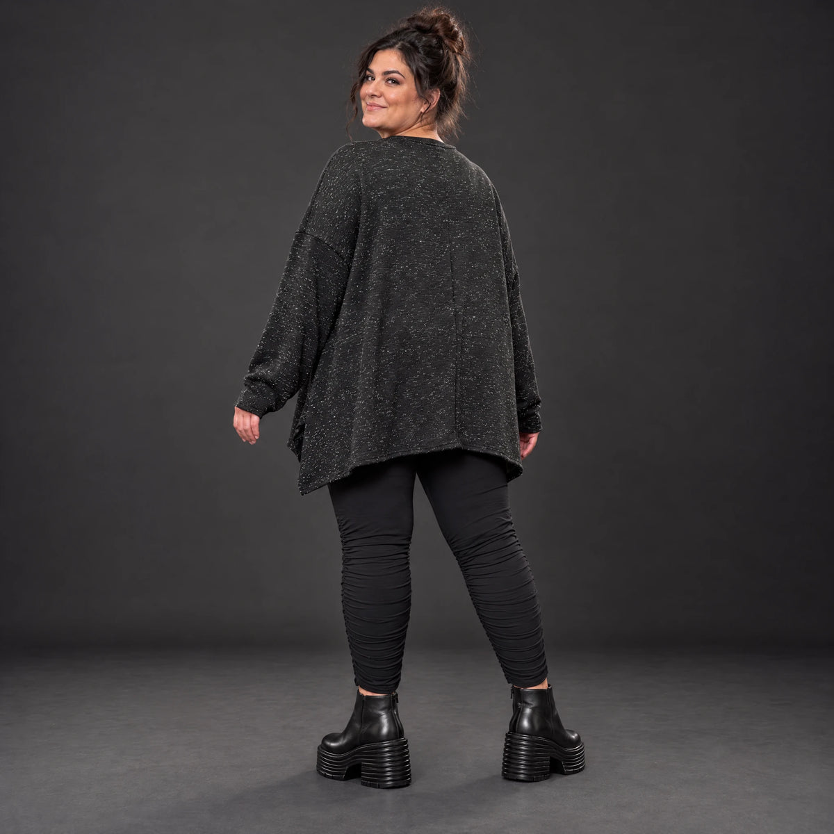 Feinstrickshirt in Schwarz/Weiß meliert mit fließender A-Linie und Seitenschlitzen am Saum