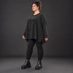 Feinstrickshirt in Schwarz/Weiß meliert mit fließender A-Linie und Seitenschlitzen am Saum