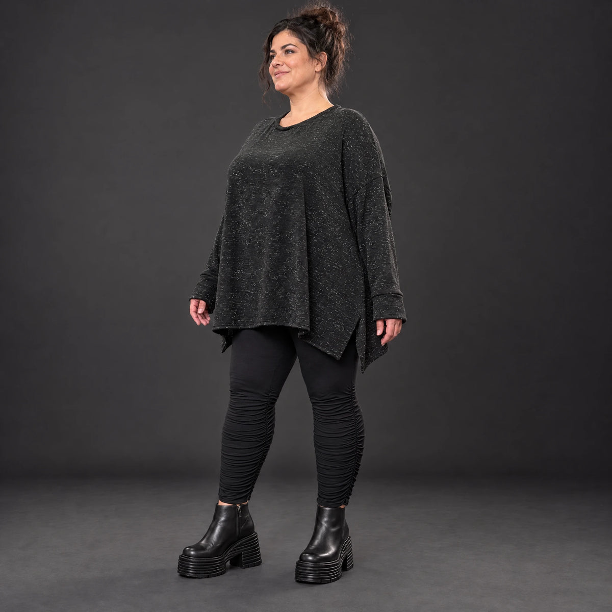 Feinstrickshirt in Schwarz/Weiß meliert mit fließender A-Linie und Seitenschlitzen am Saum