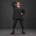 Feinstrickshirt in Schwarz/Weiß meliert mit fließender A-Linie und Seitenschlitzen am Saum