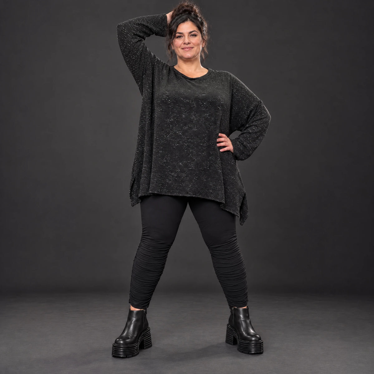 Feinstrickshirt in Schwarz/Weiß meliert mit fließender A-Linie und Seitenschlitzen am Saum