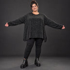 Feinstrickshirt in Schwarz/Weiß meliert mit fließender A-Linie und Seitenschlitzen am Saum