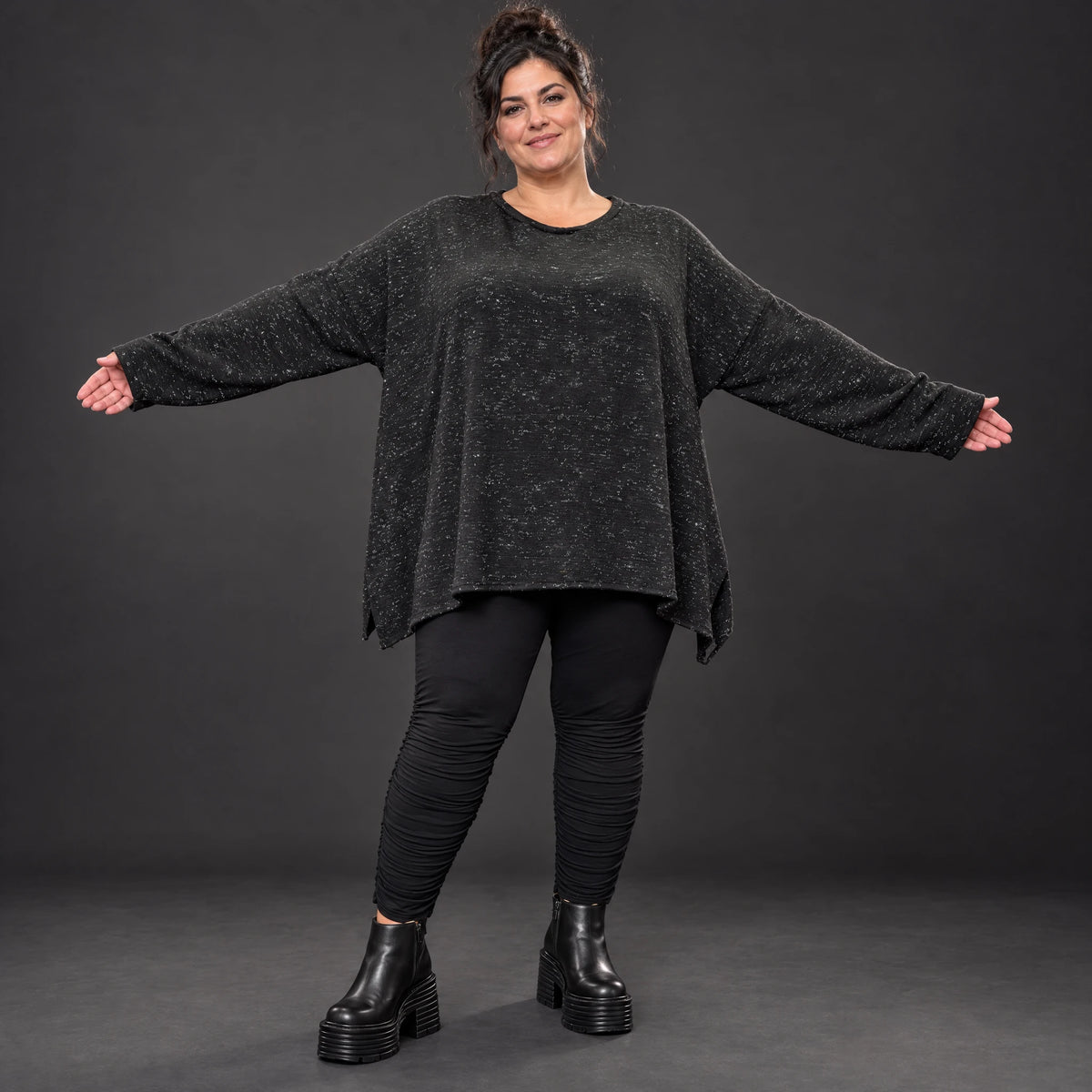 Feinstrickshirt in Schwarz/Weiß meliert mit fließender A-Linie und Seitenschlitzen am Saum