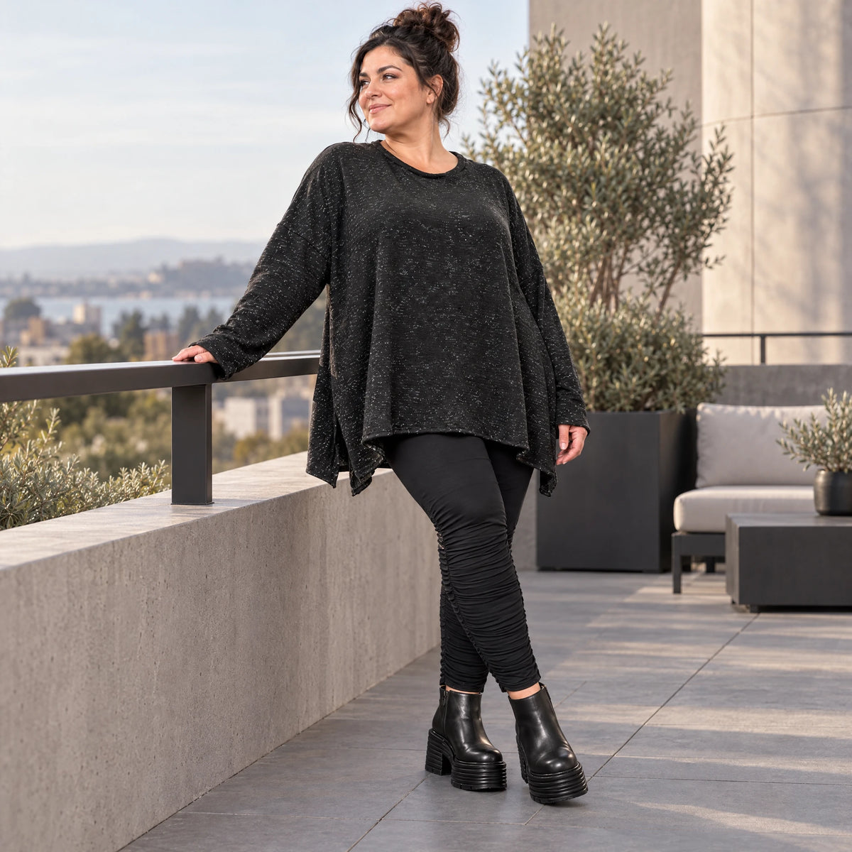 Feinstrickshirt in Schwarz/Weiß meliert mit fließender A-Linie und Seitenschlitzen am Saum
