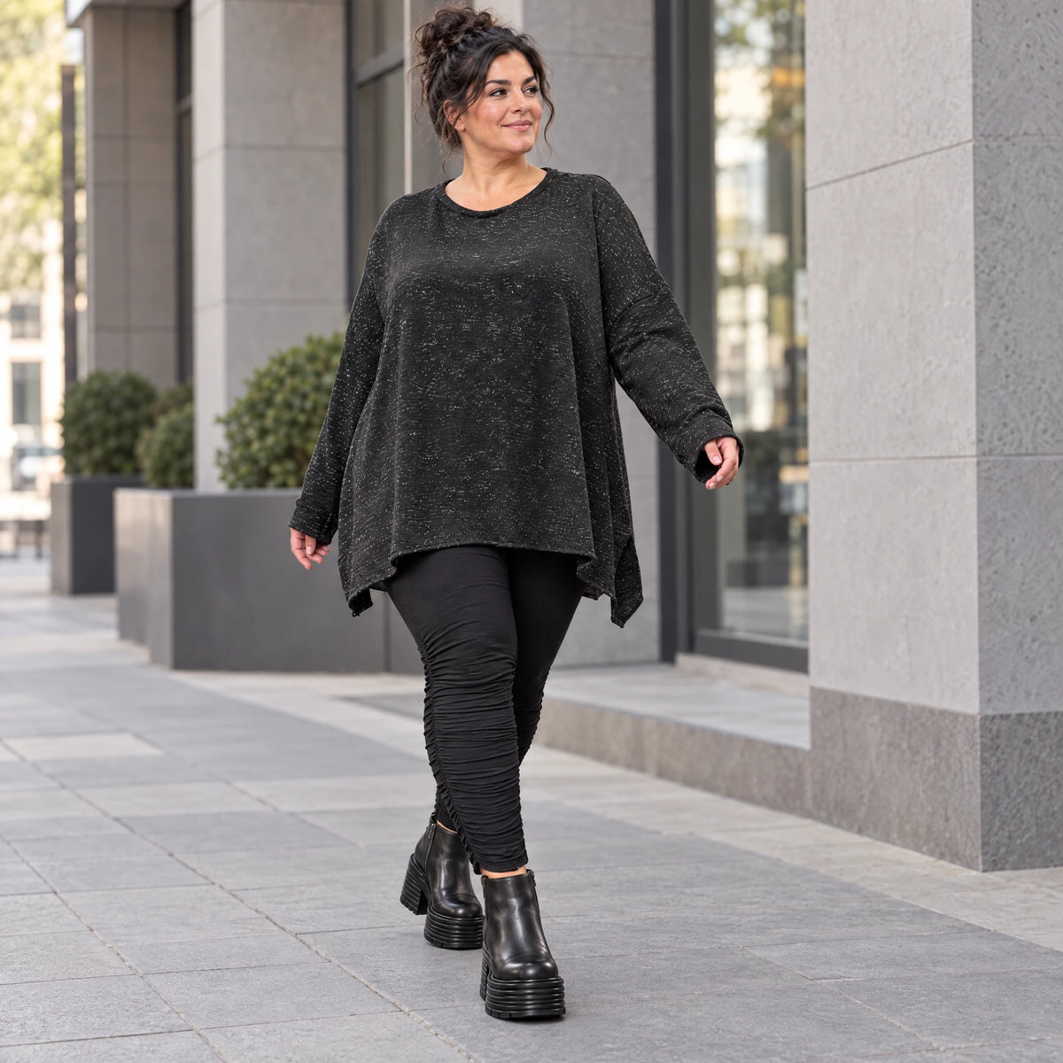 Feinstrickshirt in Schwarz/Weiß meliert mit fließender A-Linie und Seitenschlitzen am Saum