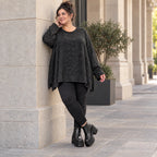 Feinstrickshirt in Schwarz/Weiß meliert mit fließender A-Linie und Seitenschlitzen am Saum
