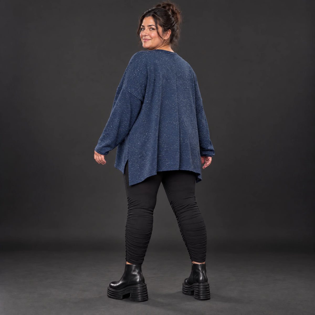 Langarmshirt aus flauschigem Feinstrick in Blau/Weiß mit A-Linie und Rundhalsausschnitt