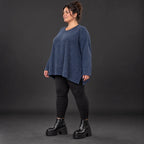 Langarmshirt aus flauschigem Feinstrick in Blau/Weiß mit A-Linie und Rundhalsausschnitt