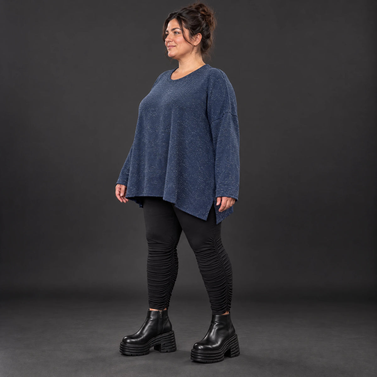Langarmshirt aus flauschigem Feinstrick in Blau/Weiß mit A-Linie und Rundhalsausschnitt