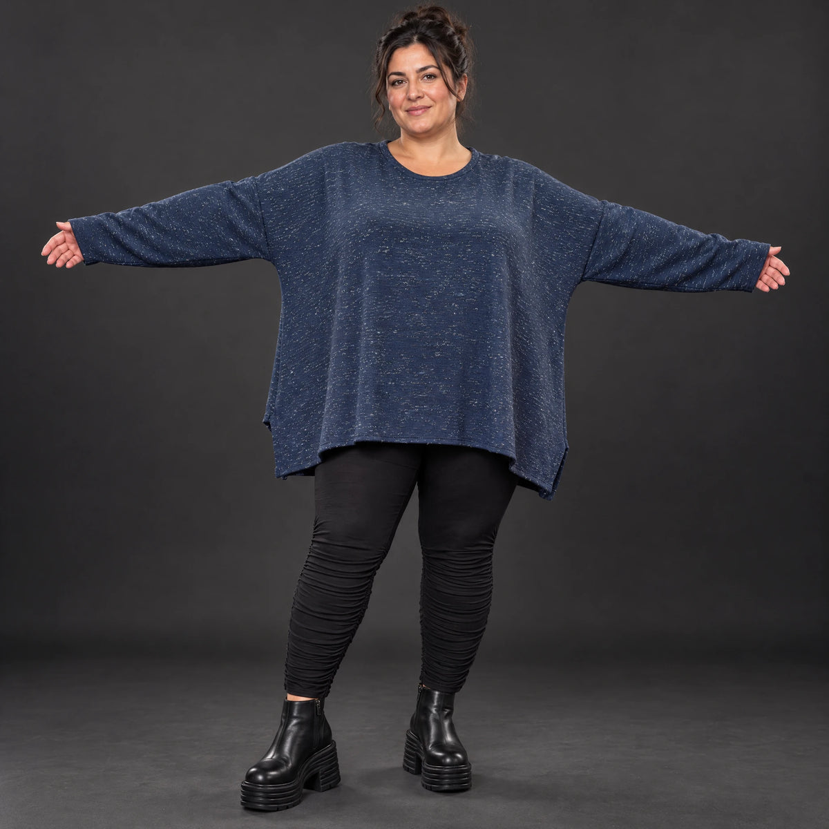 Langarmshirt aus flauschigem Feinstrick in Blau/Weiß mit A-Linie und Rundhalsausschnitt
